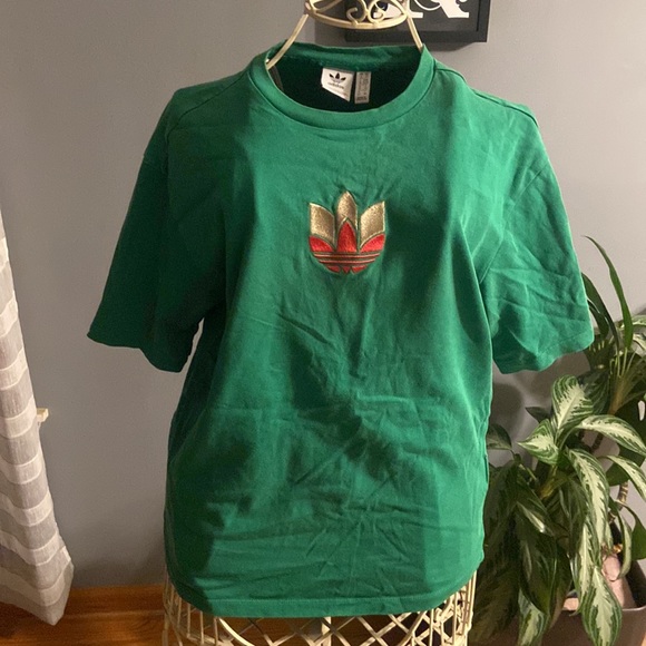 Adidas Originals embroidered logo T shirt ⭐️LIMITED TIME - Picture 2 of 7